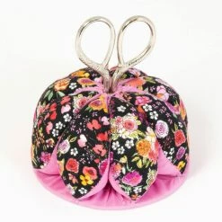 Cheapest ๐ฅฐ Dritz® Black & Pink Floral Pin Cushion with Scissors ๐ 5 Cheapest ๐ฅฐ Dritz® Black & Pink Floral Pin Cushion with Scissors ๐ -Deals Dritz Store D652897S 1